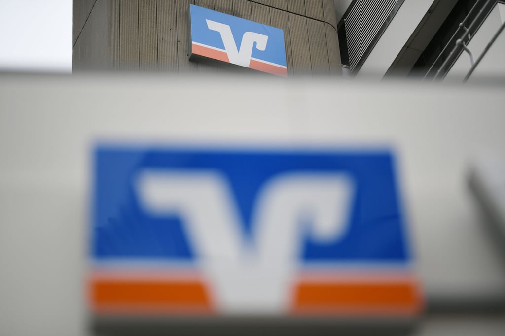 Symbol der Volksbank. Die genossenschaftlich organisierte Bank aus Magdeburg ändert ihr Angebot an Girokonten.
