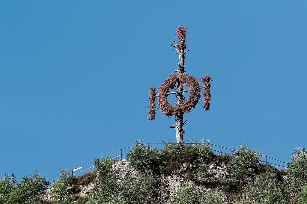 Hoch oben über dem kleinen Dorf im Südharz steht der Questenstamm. Er ist Mittelpunkt eines Festes, das seit Jahrhunderten zu Pfingsten gefeiert wird.
