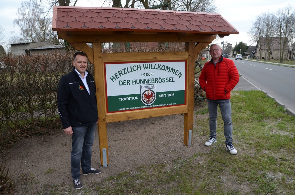 Daniel Sobainski (links) und Ralf Schulz an einem der drei neuen Willkommensschilder.