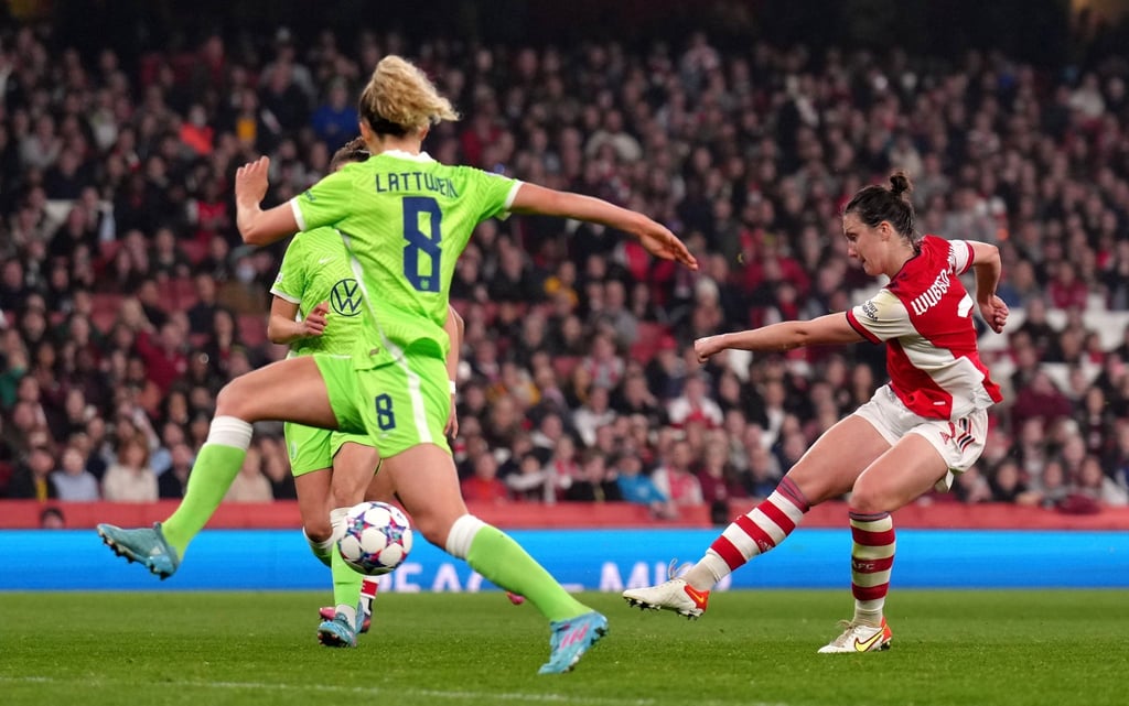 Lotte Wubben-Moy (r) sorgte erste spät für den Arsenal-Ausgleich gegen Wolfsburg.