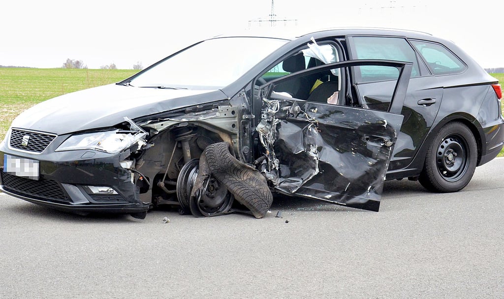 Mit leichten Verletzungen wurde der Fahrer des Seats ins Krankenhaus gebracht. Er kam in einer Kurve von der Fahrbahn ab.