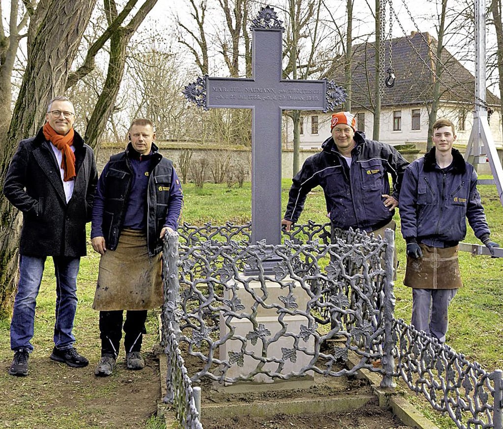OVC-Chef Andreas Rößler und die Mitarbeiter der beiden Firmen haben ihren Teil geleistet, damit Naumanns Grab noch lange erhalten bleibt.