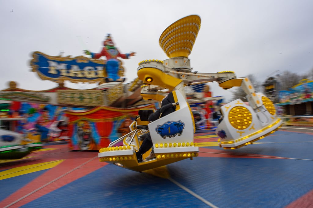 Ein Fahrgeschäft dreht sich auf der Frühjahrsmesse vor der offiziellen Eröffnung. Kurz vor dem offiziellen Auftakt der siebenwöchigen Frühjahrsmesse hatten Schausteller ukrainische Kriegsflüchtlinge zu einem kostenfreien Besuch der Kirmes eingeladen.