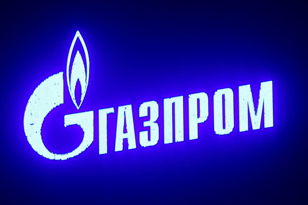 Das Logo des Energiekonzerns Gazprom auf einer Anlage des russischen Staatskonzerns in St. Petersburg.