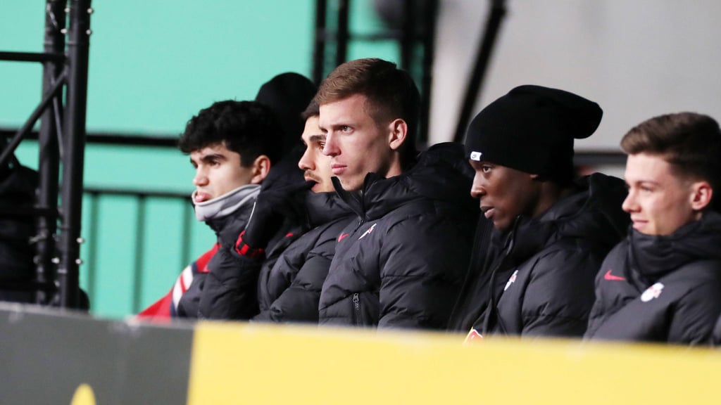 Hugo Novoa (l.) und Sidney Raebiger (r.) auf der Bank von RB Leipzig.