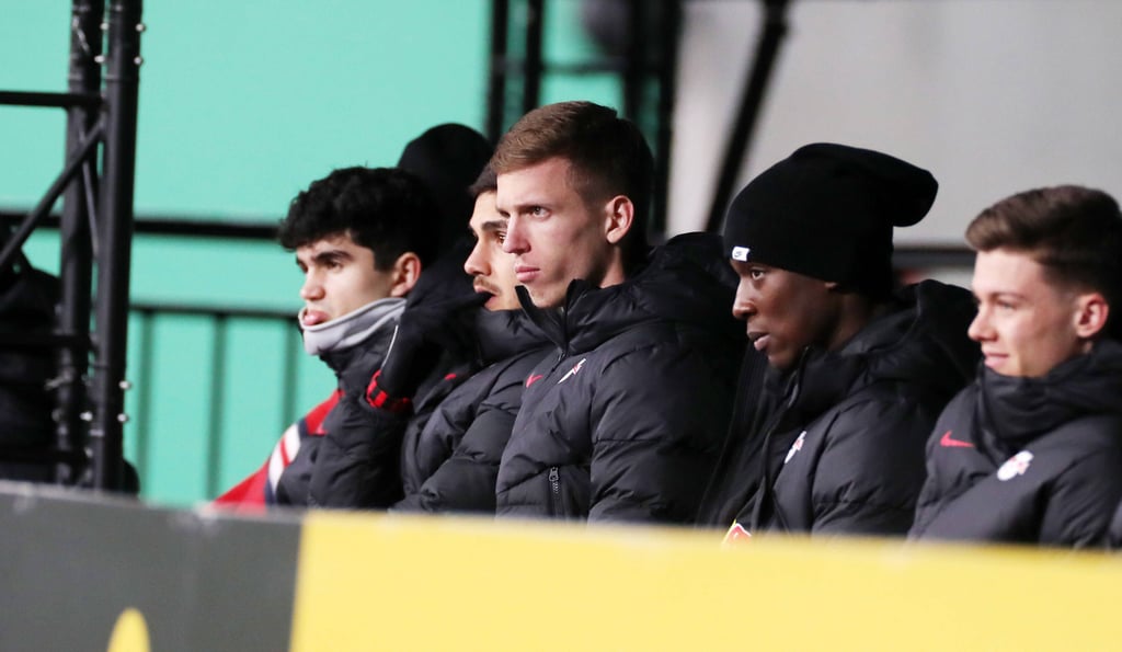 Hugo Novoa (l.) und Sidney Raebiger (r.) auf der Bank von RB Leipzig.