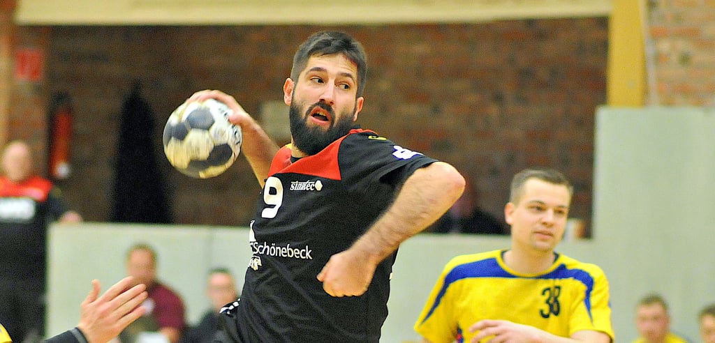 Marvin Ernst (l.) und die Handballer der SG Lok Schönebeck wollen die Niederlage gegen den HSV Haldensleben mit einem Erfolg gegen den USV Halle II vergessen machen.