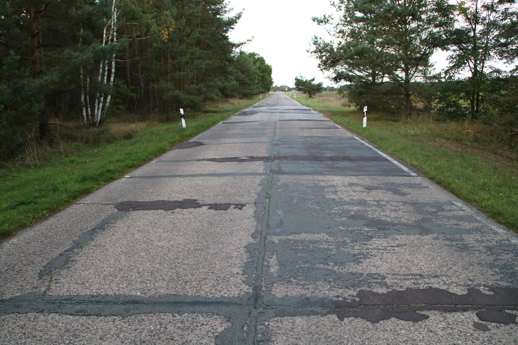 Autofahrer holpern derzeit über die bröckelnden Betonplatten zwischen Mahlwinkel und Bertingen.