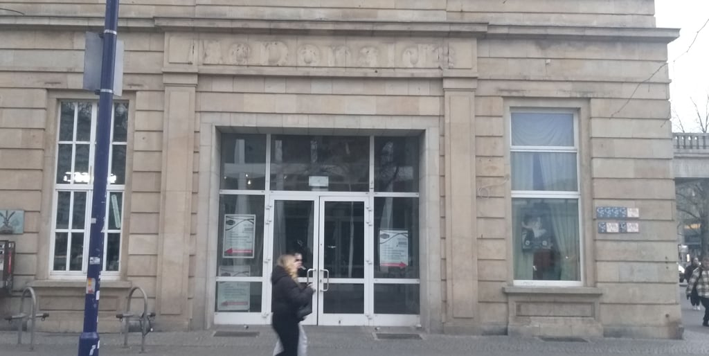 McDonalds in der Magdeburger Innenstadt hat geschlossen. Der Schriftzug ist noch schwach über der Eingangstür zu sehen.