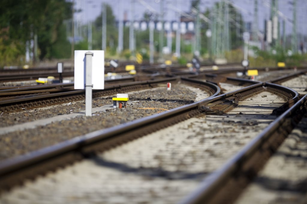Auf der Zugstrecke zwischen Magdeburg und Hannover rollt der Bahnverkehr seit Freitagmittag wieder ohne Störungen.