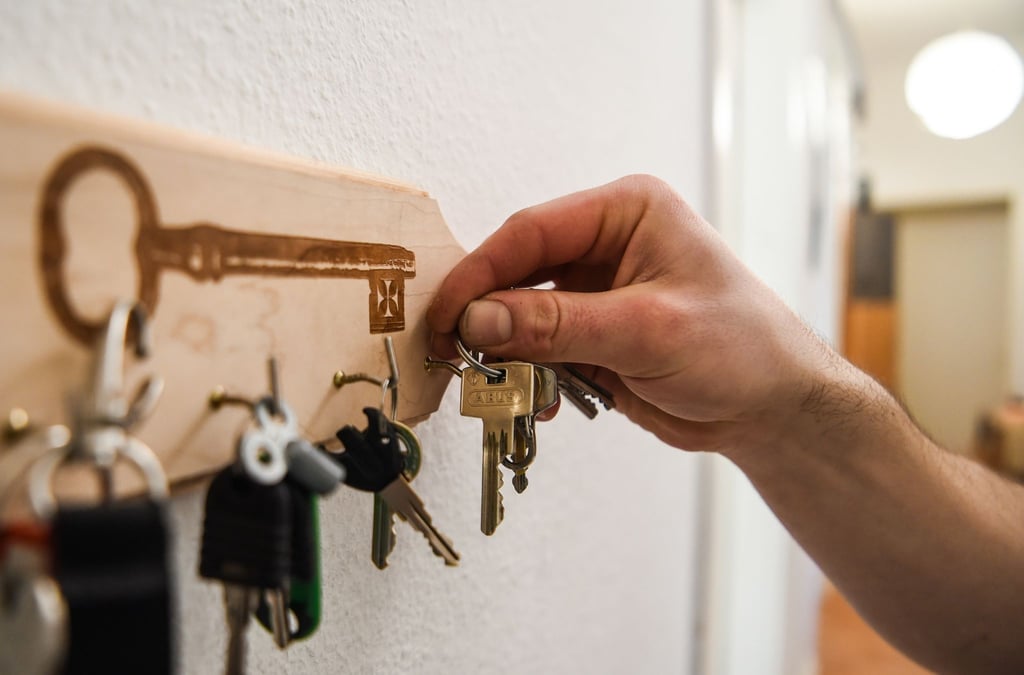 Damit sich eine Zweitwohnung steuerlich geltend machen lässt, müssen bestimmte Voraussetzungen erfüllt sein. Eine davon: der Anlass für den zweiten Haushalt muss beruflich bedingt sein.