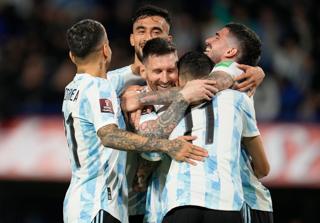 Argentiniens Lionel Messi (Mitte) feiert mit seinen Mannschaftskameraden.
