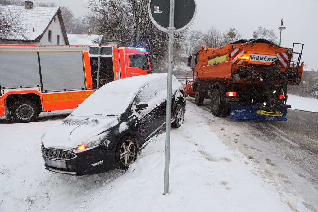 Der April startet im Harz mit Schnee und hat bei Autofahrern für einige böse Überraschungen gesorgt. Die Einsatzkräfte sind, laut Polizei, im Dauereinsatz. Dieses Auto ist in Wernigerode aufgrund der Glätte von der Fahrbahn gerutscht.