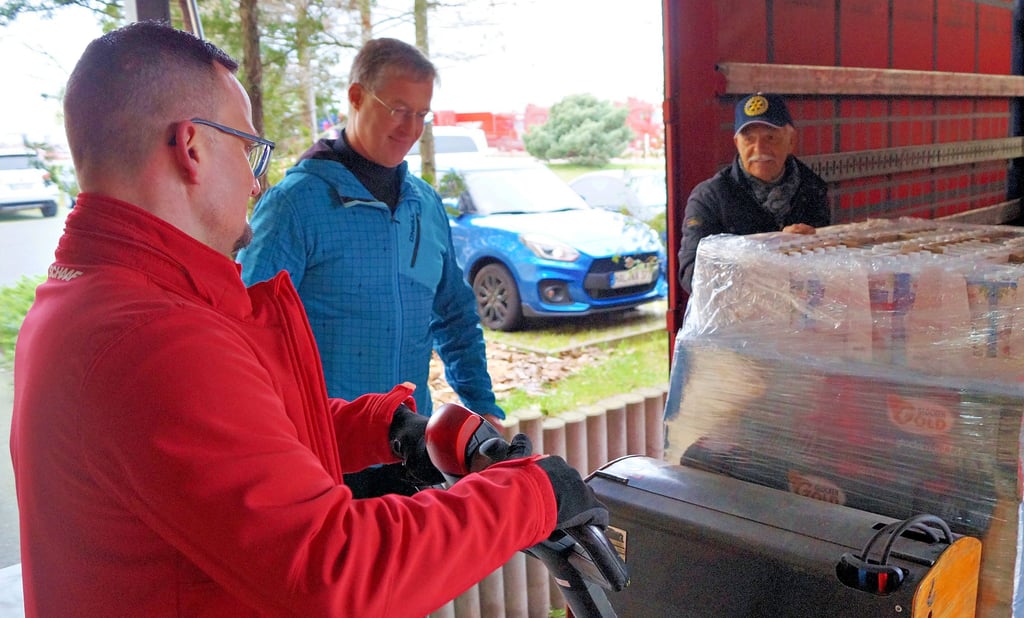 Speditions-Mitarbeiter Marc Herfurth lädt mit Ulrich Vahlhaus (Mitte) und Axel Heller (rechts) eine weitere Palette in den Lkw.