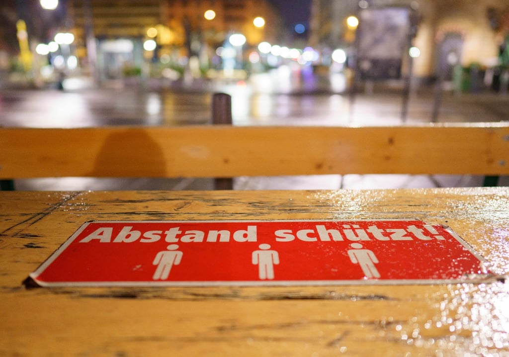 „Abstand schützt“ steht auf Tischen im Außenbereich eines Lokals auf dem Frankfurter Römerberg.