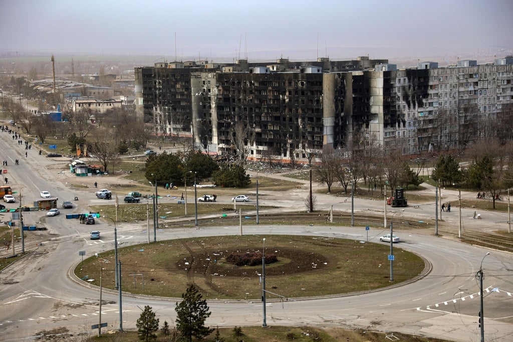 Wohnhäusern stehen nach Beschuss beschädigt am Stadtrand von Mariupol. Es soll erneut versucht werden, Menschen aus der Stadt zu evakuieren.