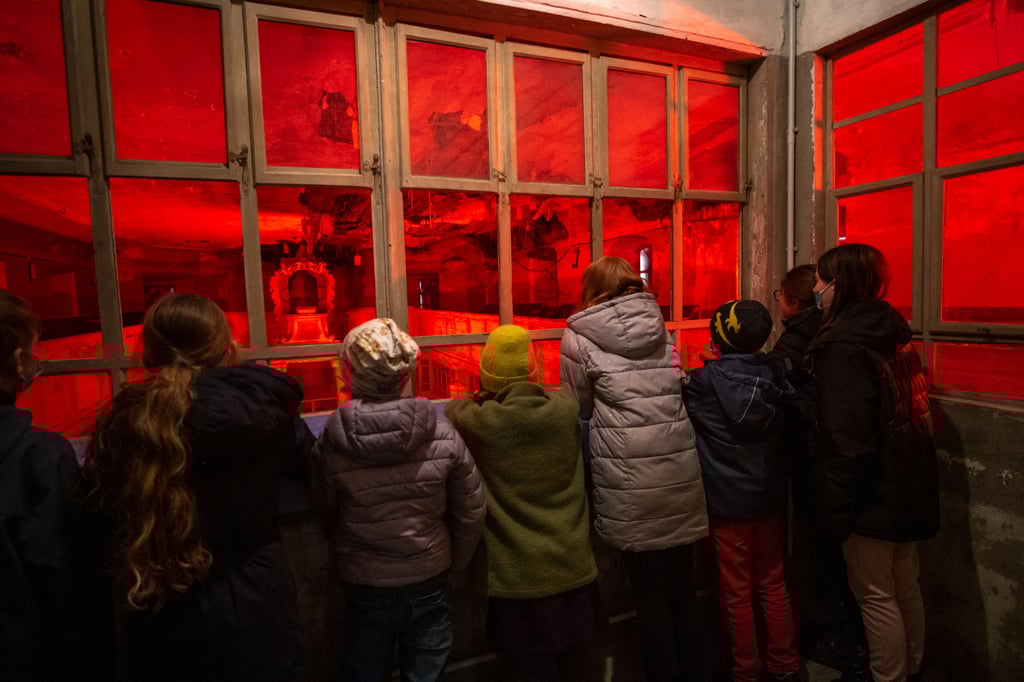 Blick von der Patronatsloge in das sanierungsbedürftige Innere der Zangenberger Kirche. Dort werden mit Licht die Jahreszeiten simuliert. Dazu gibt es Vogelstimmen.