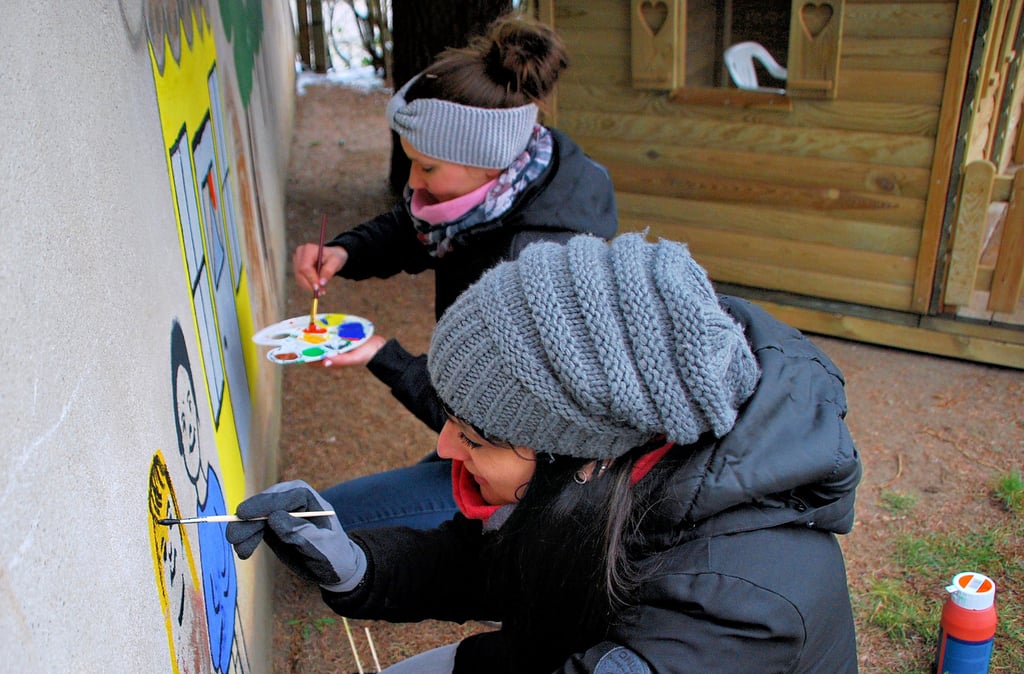 Die Märchenwand, welche es seit 1984 in der Kindertagesstätte gibt, wurde von den Müttern des Elterkuratoriums mit neuen und vor allem bunten Motiven versehen.
