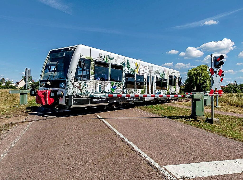 Die Bahn nimmt Fahrt auf in Richtung Wörlitz.