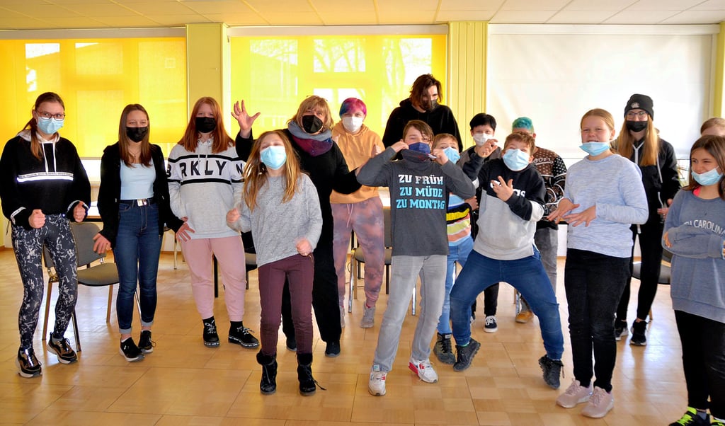 IAuch die Gründung einer Theater-AG geht auf die Kappe von Schulsozialarbeiterin Doreen Schmitz (5.v.l.). Hier mischt sie auch mal mit und ist fröhlich, traurig oder einfach cool.