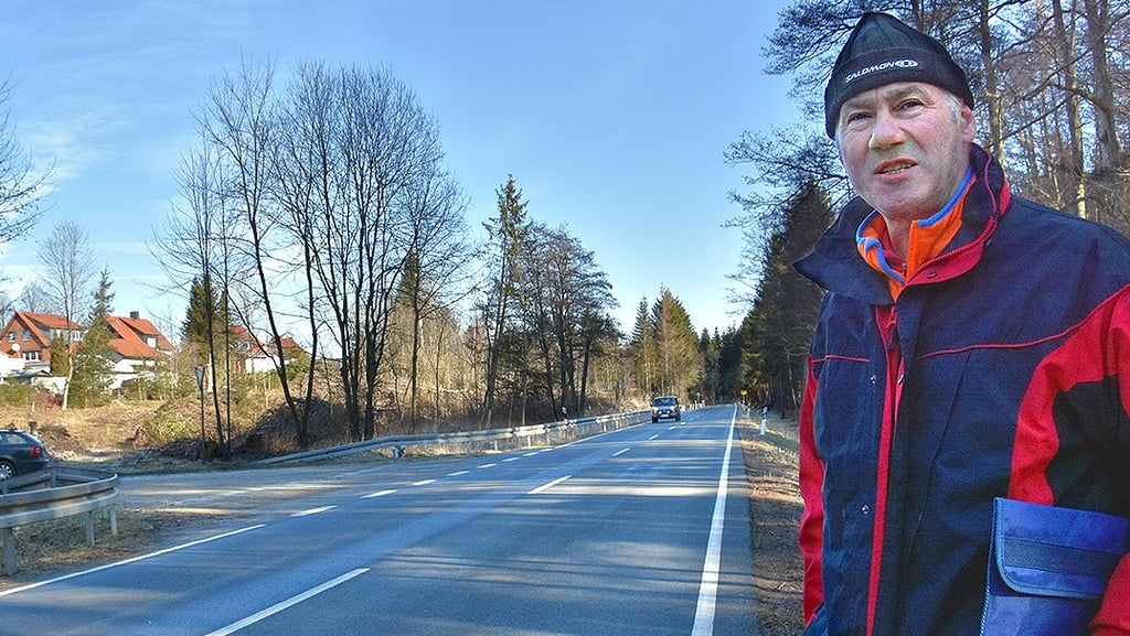 Die Anwohner sehen in der Verkehrssituation am Ortseingang von Rotacker eine Gefahr, sagt Anwohner Peter Anders.
