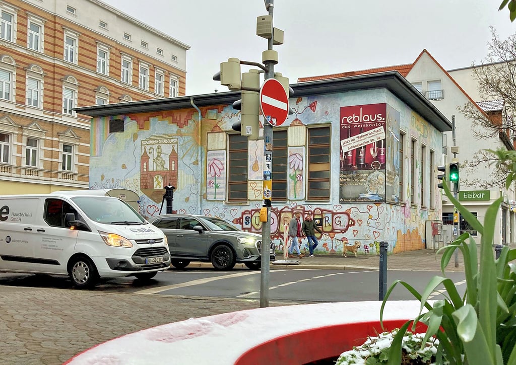 Das markante Trafohaus an der Ecke Halberstädter Straße/Rottersdorfer Straße soll in Magdeburg für die Neugestaltung vom Eiskellerplatz abgerissen werden.
