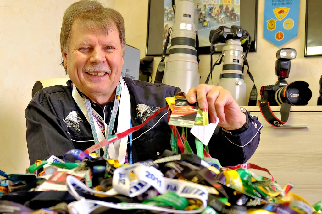 Frank Pommer in seinem Drübecker Büro. In 40 Jahren als Sportfotograf hat er Hunderte Motorsport-Events auf der ganzen Welt begleitet. Dabei hat sich ein wahrer Haufen Presse-Akkreditierungen angesammelt.