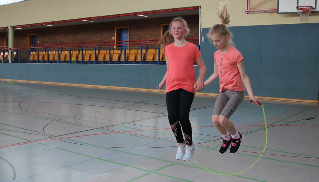 Seilspringen für die Gesundheit: Wiesje Wunderlich und Leonie Eidner sind begeistert von dem Workshop „Skipping Hearts“.