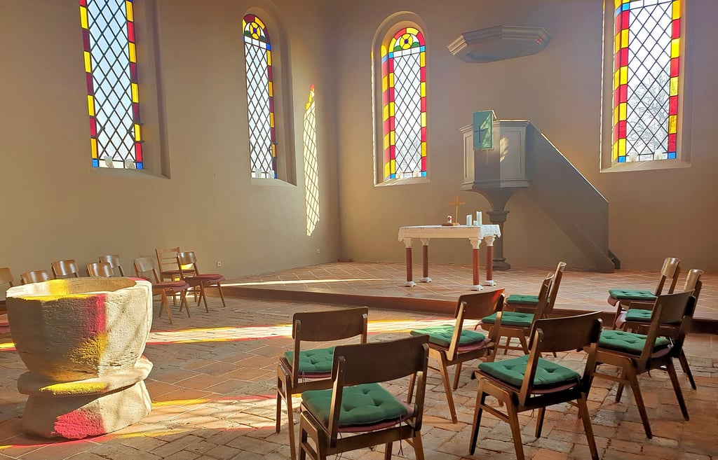 Im Moment behilft sich die Kirchengemeinde in Lausigk noch mit geborgten Sitzmöbeln - eine Übergangslösung.