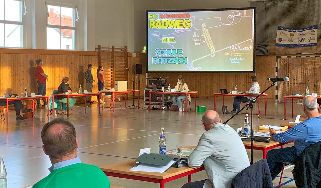 Mithilfe eines Youtube-Videos demonstrierten die Roitzscher Schüler am Mittwochabend dem Stadtrat das Potenzial des geplanten Radwegs.