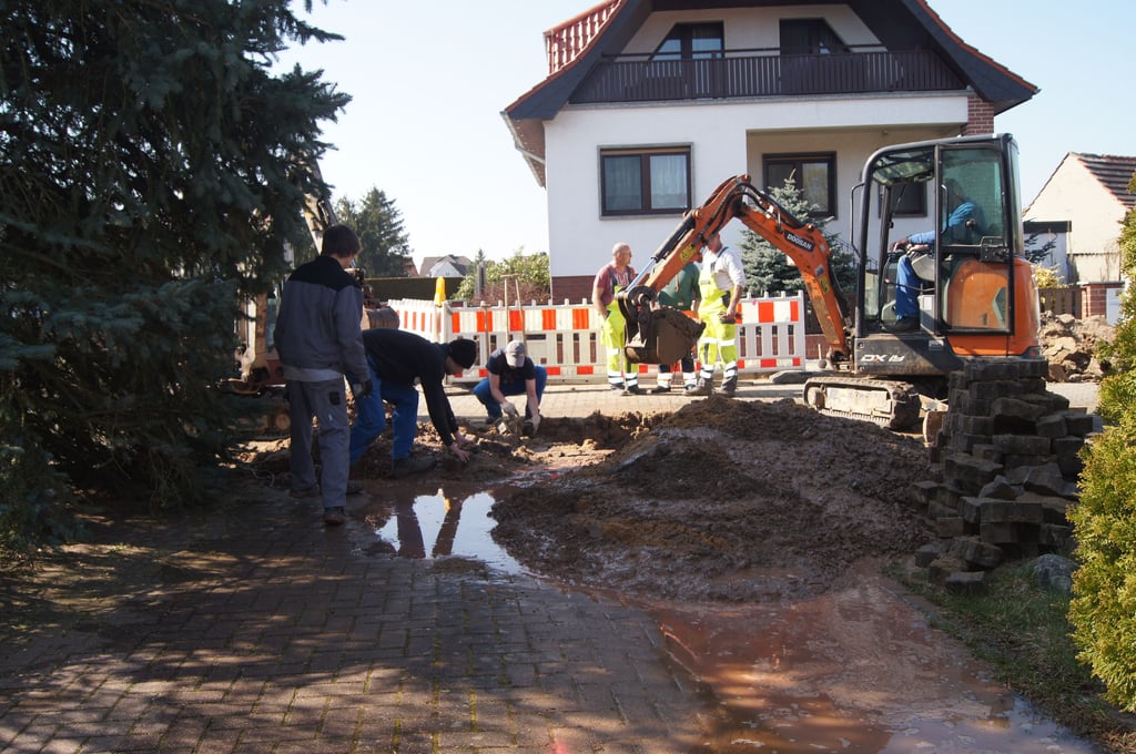 In Glindenberg bohrt MDDSL beim Glasfaserausbau eine Gas- und eine Wasserleitung an. Solche Beschädigungen gibt es auch in Biederitz.