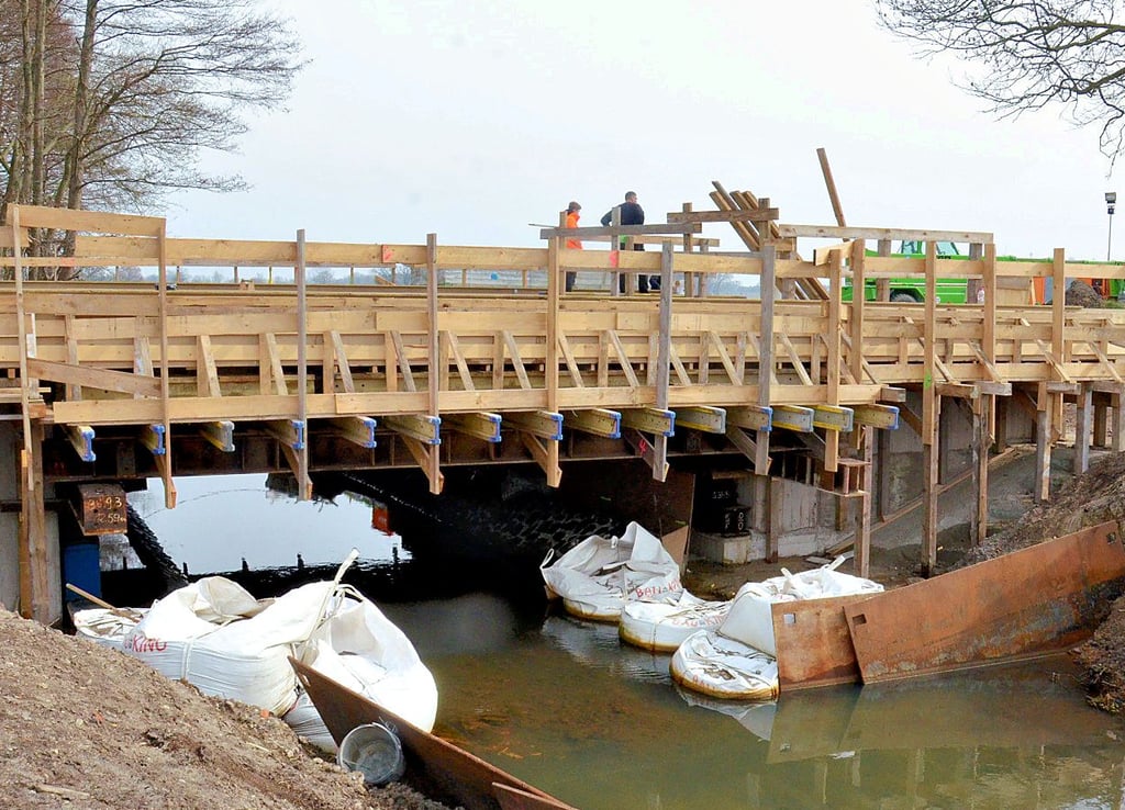 Die Augrabenbrücke soll an die Straße angebunden werden..