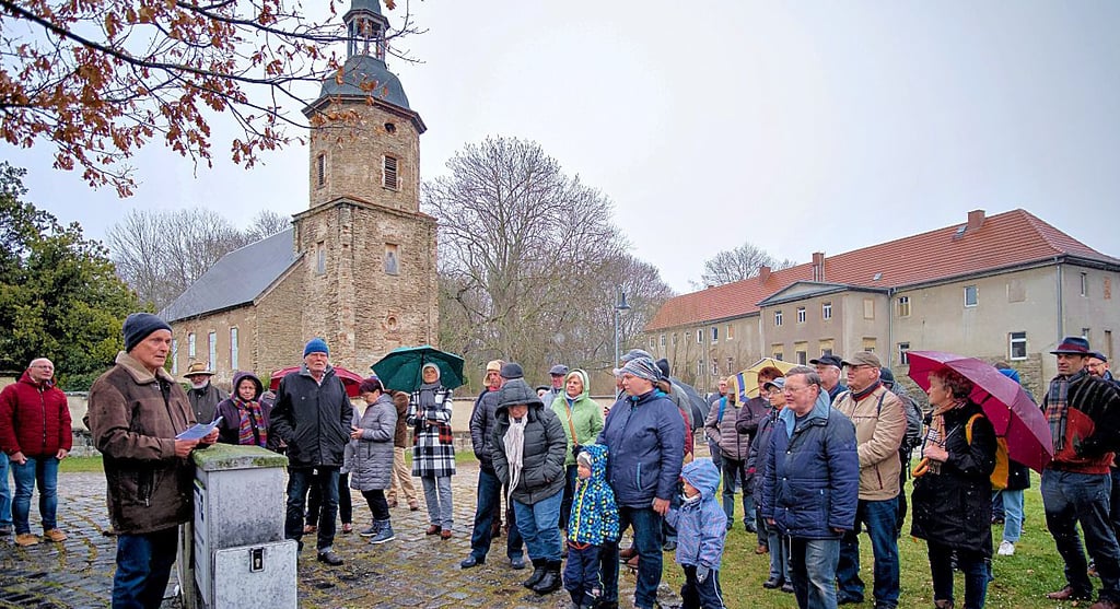 Rainer Helms (2.v.l.) eröffnete Freitagnachmittag die Ausstellung Vögel der Elsteraue. Dazu kamen Dutzende Gäste nach Zangenberg.