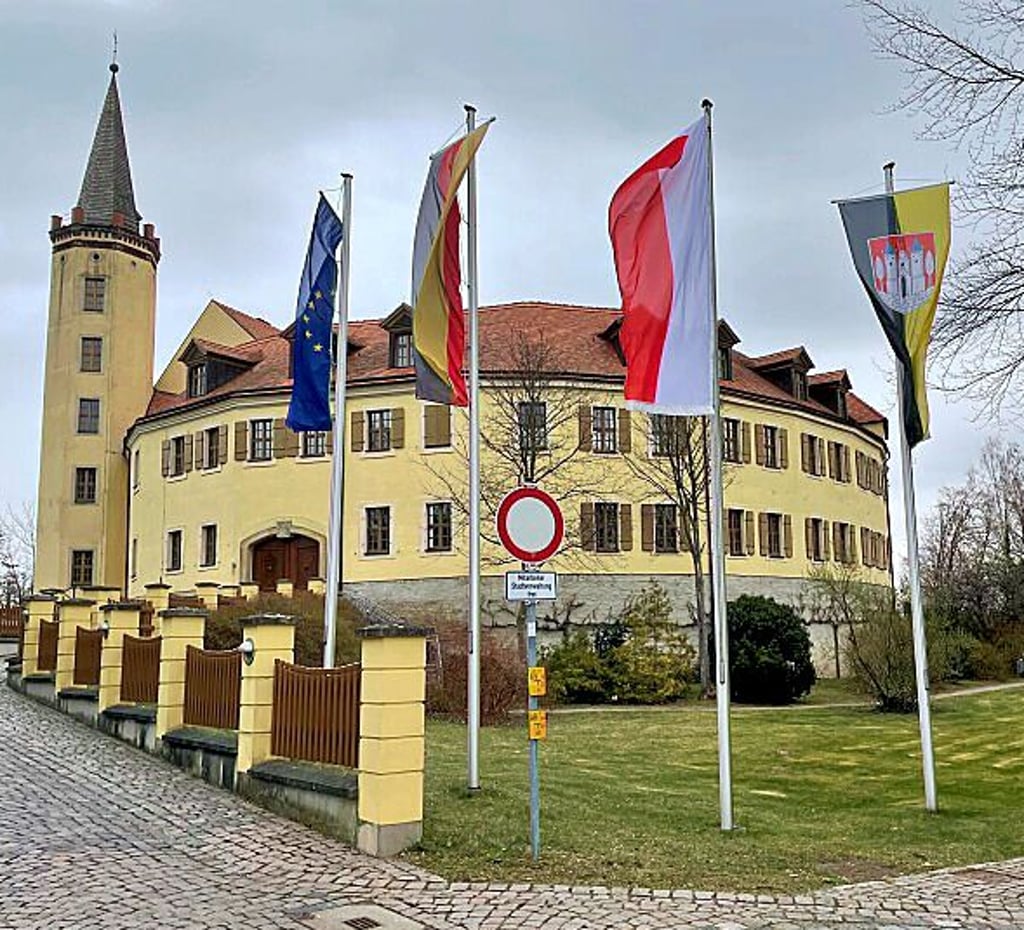 Bürgermeister aus Polen werden in Jessen erwartet. Vorbereitungen dafür sind getroffen, wie am Schloss zu sehen ist.