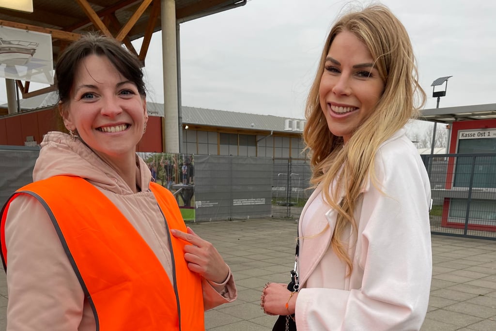 Olga Shelkova (links) mit ihrem „Engel“ Elisabeth Albrecht vor den Messehallen in Magdeburg.