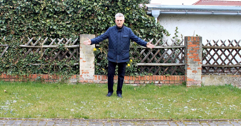 Ebendorfs Ortsbürgermeister Manfred Behrens zeigt schon einmal genau an, wo die neue Urnenbegräbnisstelle auf dem Friedhof künftig entstehen soll.
