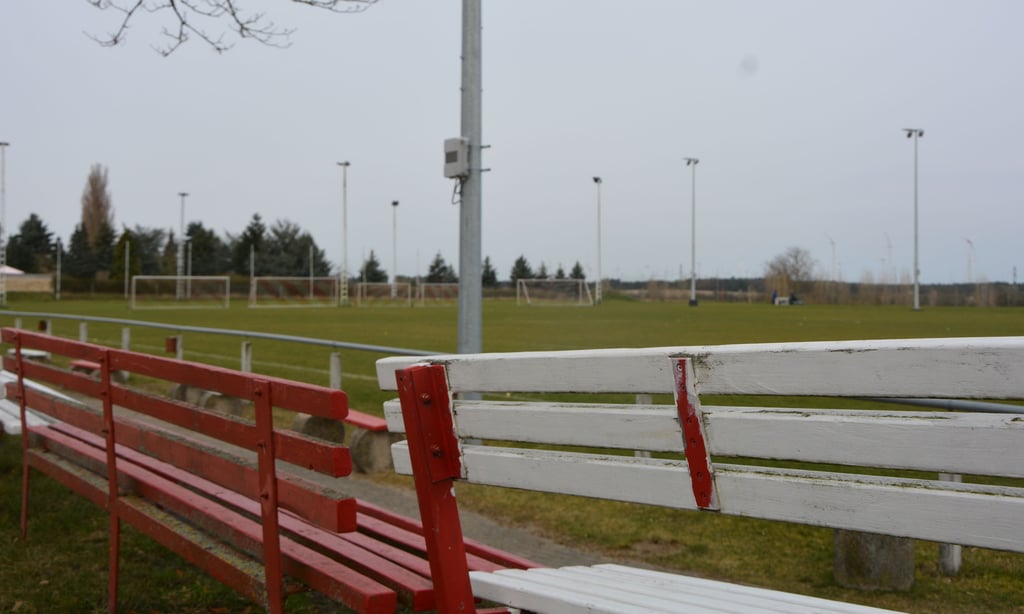 Der Sportplatz in der Stendaler Straße Arneburg ist zu klein und hat den Rasen und die Lärmbelästigung betreffend so seine Tücken.