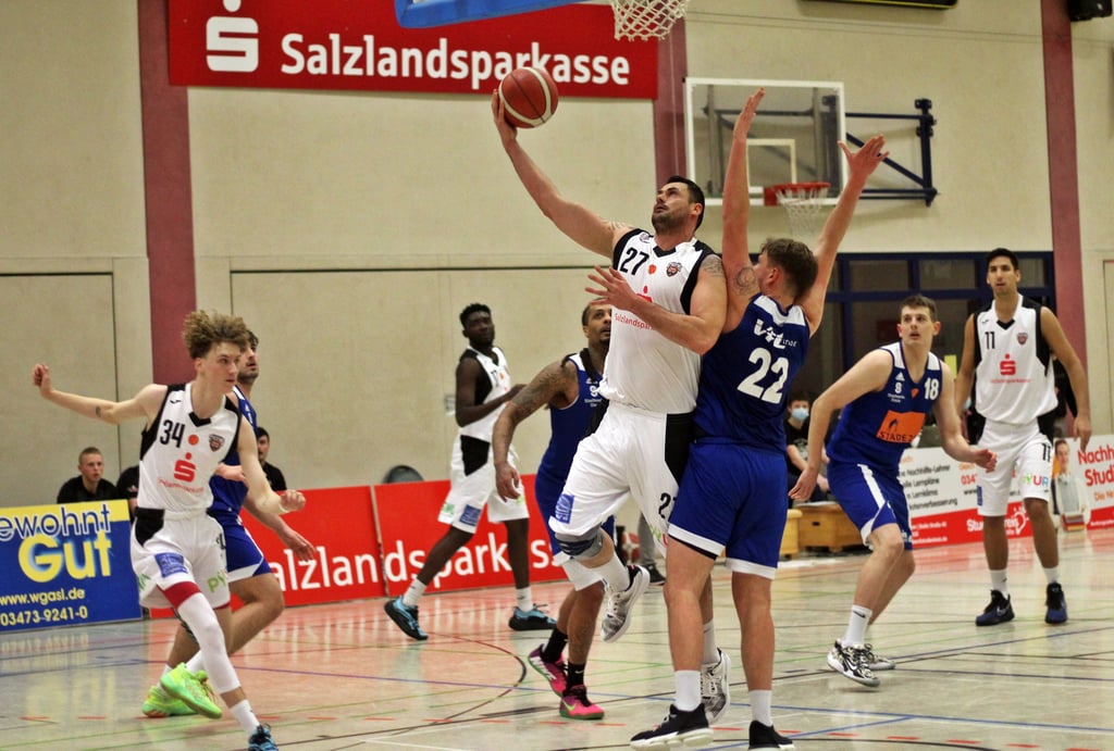 Sebastian Harke und Co müssen an diesem Freitag in den Playoffs gegen Stade (blaue Trikots) ran.