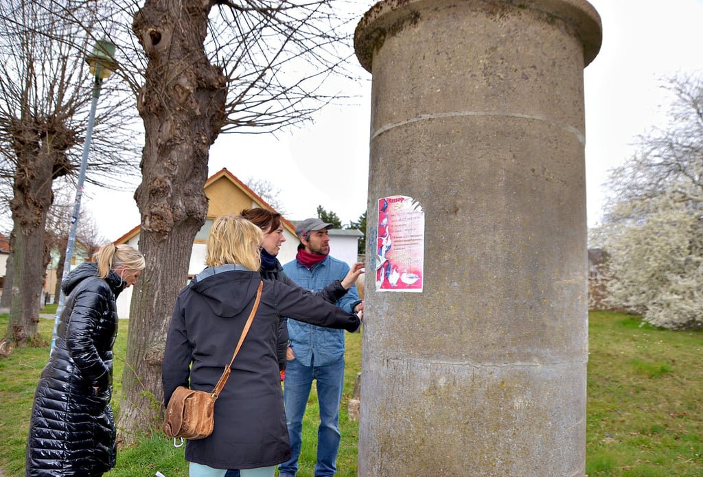 Petra Gerloff, Karina Krause, Beate Schulze und Max Grimm (v.r.n.l.) nehmen gemeinsam die Litfaßsäulengestaltung in Hadmersleben in Angriff. In jedem Fall müssen die Säulen vor der Umgestaltung gereinigt und grundiert werden.