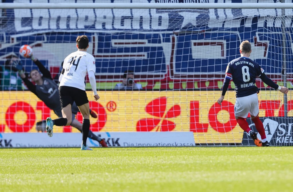 Kiels Alexander Mühling (r) trifft per Strafstoß zum 1:0 für Holstein Kiel gegen den FC Indolstadt.