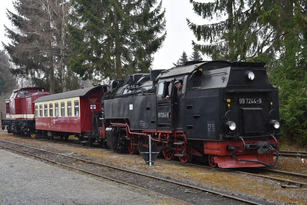 Die Brockenlok 99 7244 hat nach 23 Jahren den Lokschuppen in Hasselfelde verlassen und soll wieder im Schienennetz der Harzer Schmalspurbahnen (HSB) eingesetzt werden.