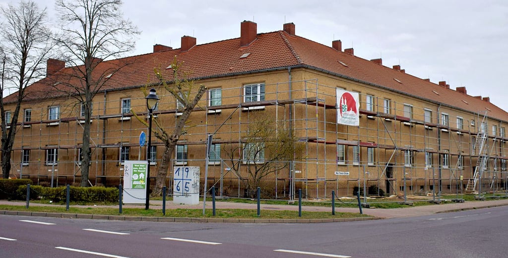 Die Sanierung der Fassade und Wohnungen des Hauses in der Magdeburger Straße 19/ Max-Planck-Straße 2, 4 und 6 gehört zu den größten Projekten der Wohnungsgesellschaft in diesem Jahr.