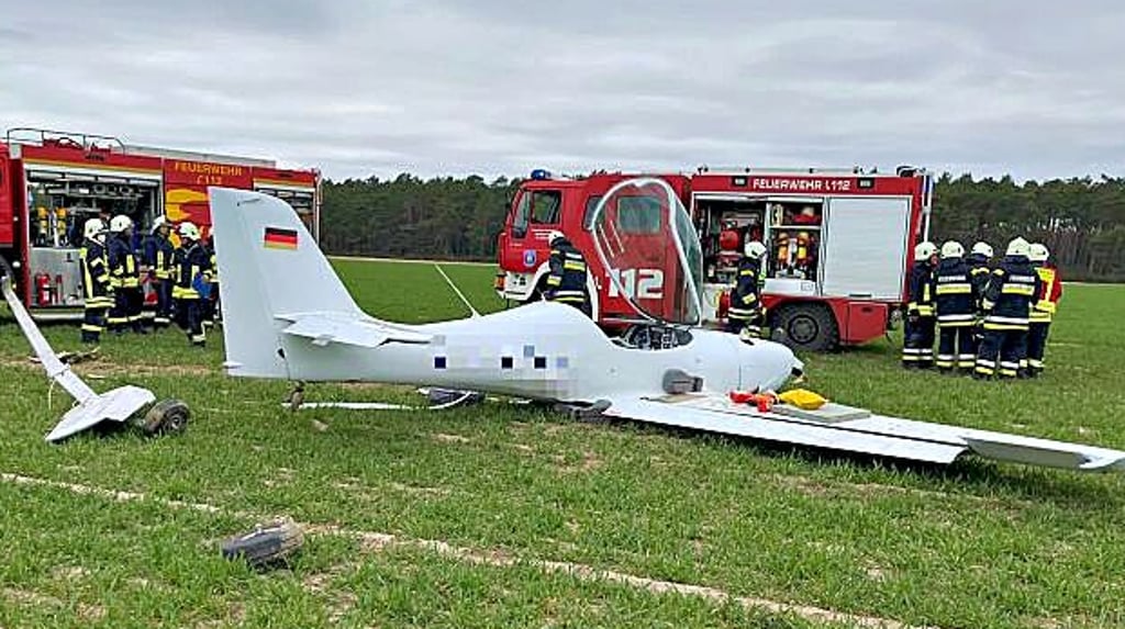 Das Flugzeug liegt auf dem Acker bei Mügeln.