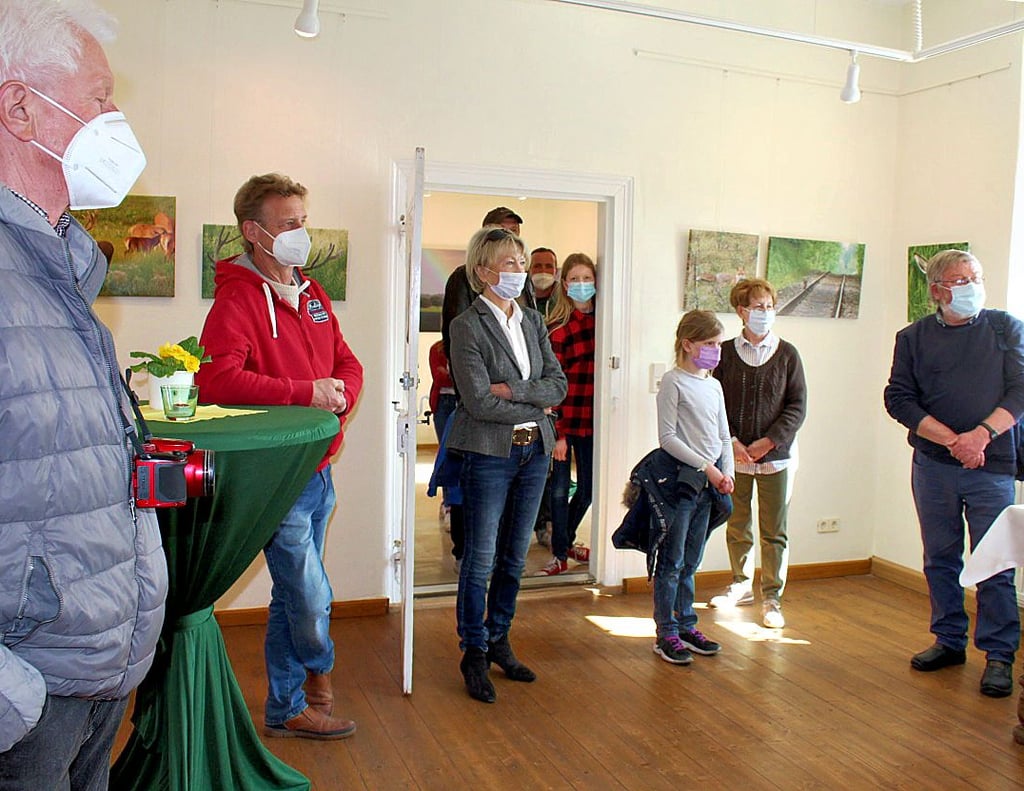 Zahlreiche Besucher ließen sich die Eröffnung der Ausstellung mit Tierfotografien von Manfred Winkler nicht entgehen.