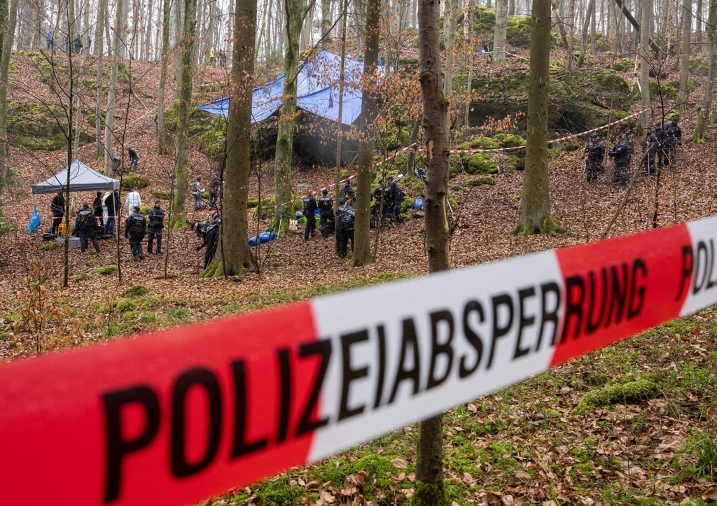 Polizisten suchen im Wald nach Überresten der seit 1995 vermissten und vermutlich ermordeten Münchnerin Sonja Engelbrecht.