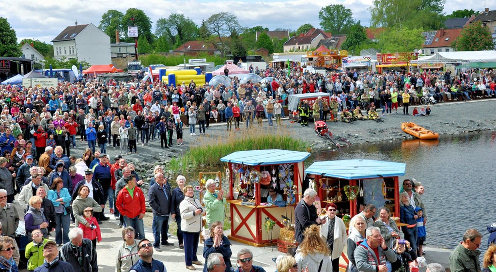 Kaum noch vorstellbar, aber so viele Menschen feierten das Kirschblütenfest vor vier Jahren am Staßfurter Stadtsee. Zuletzt fand es 2019 statt. Jetzt soll es am 1. Mai wieder soweit sein.