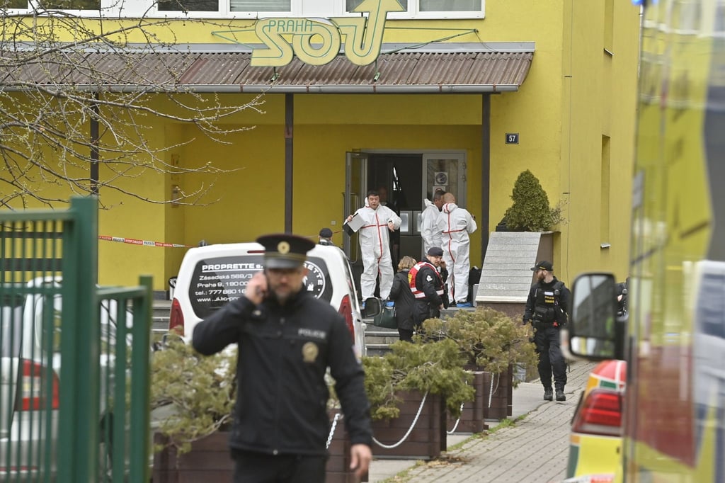 Polizisten ermitteln vor dem Gebäude der Berufsschule in Prag nach der Messerattacke.