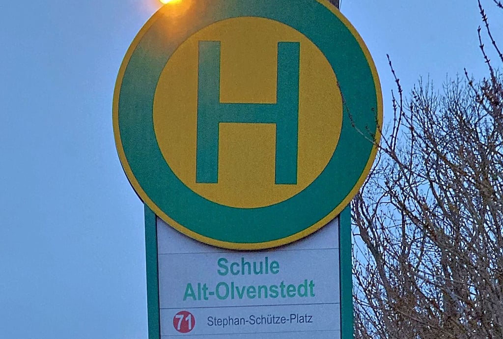 Im Magdeburger Stadtteil Alt-Olvenstedt setzen sich Bewohner für eine Umbenennung der Bushaltestelle „Schule Alt-Olvenstedt“ ein, da der Name aus ihrer Sicht nicht passt.