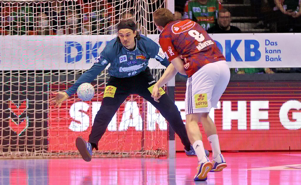 Wirf doch! Jannick Green parierte auch gegen Veit Mävers. Der Hannoveraner lief siebenmal an. Viermal scheiterte er am Keeper.