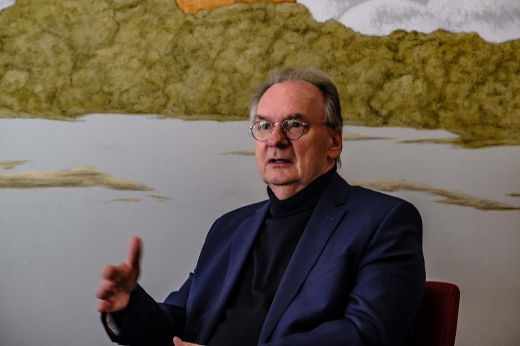 Imagewechsel durch Intel? Sicher nicht. Beim MZ-Interview trug Ministerpräsident Reiner Haseloff aber mal nicht wie sonst Hemd und Krawatte, sondern einen dunklen Rollkragenpullover unter dem Sakko.